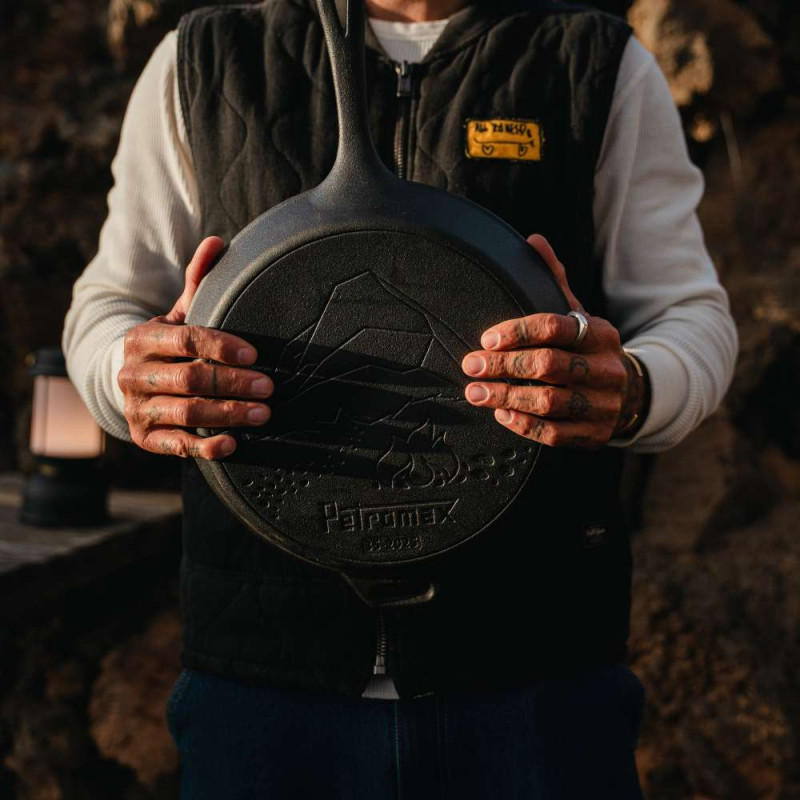 Сковорода чугунная Petromax Fire Skillet FP30 Essential с ручкой Ø30 см