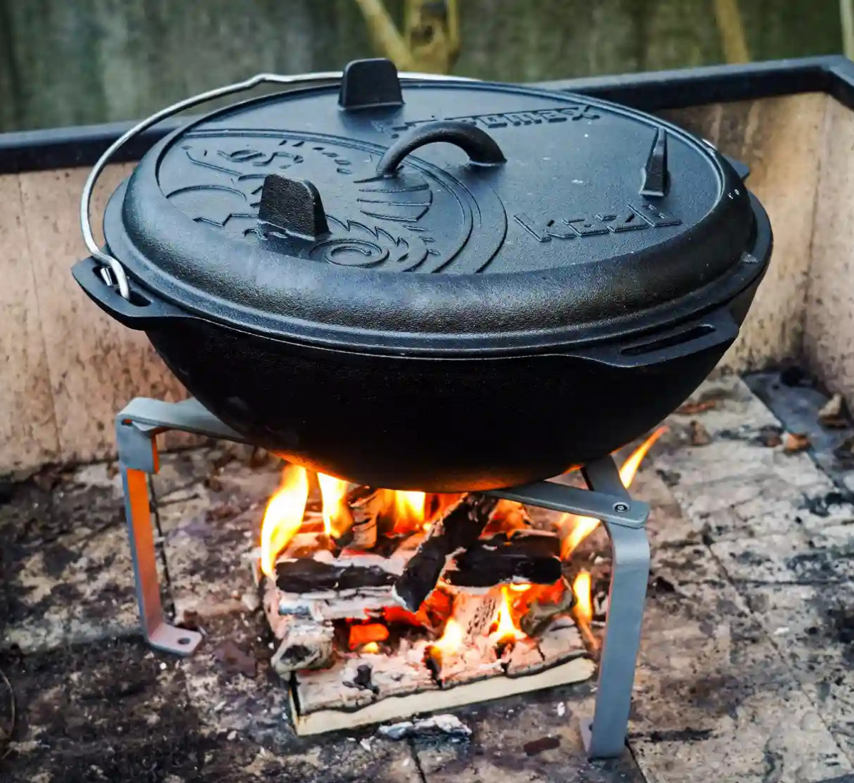 Dutch-Oven-w-Cabix-Briquettes
